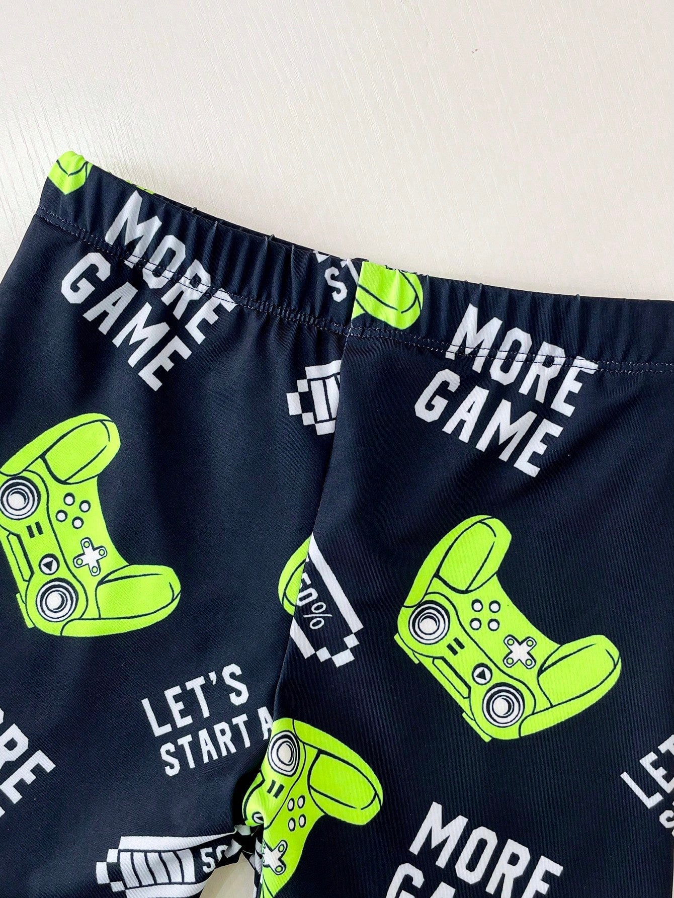 Conjunto de dos piezas de traje de baño tipo tankini para niño preadolescente con estampado de videojuegos que brillan en la oscuridado