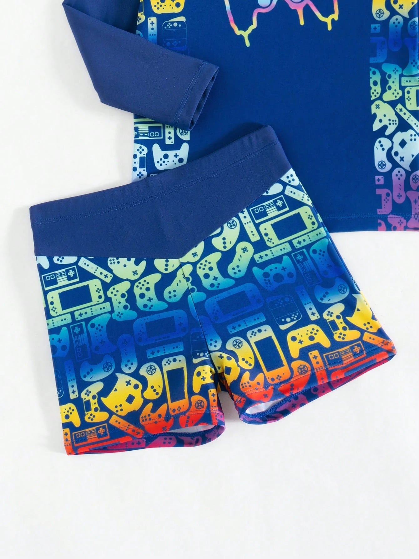Conjunto de tankini con parte superior de manga larga y pantalón de baño con estampado de control de juego para niño pequeño