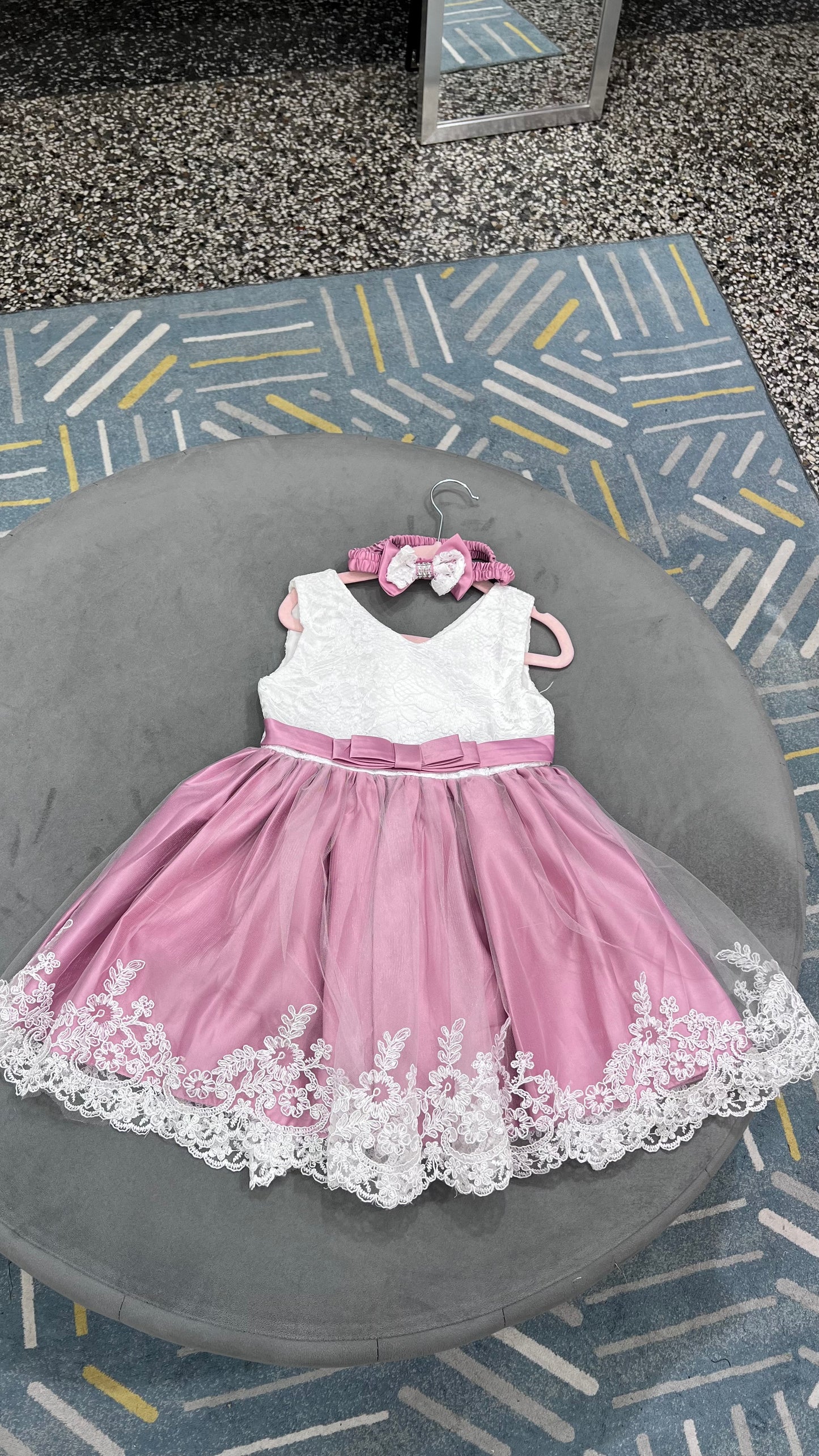 Vestido rosa de encaje con Diadema