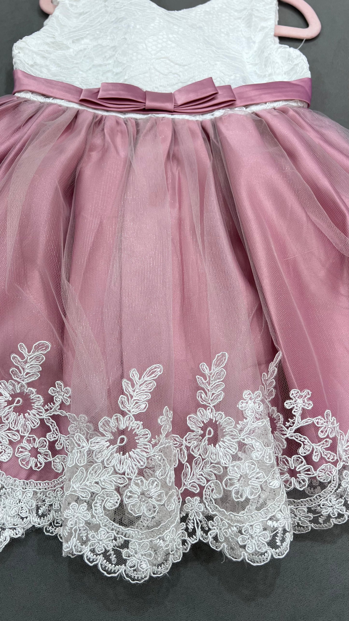 Vestido rosa de encaje con Diadema