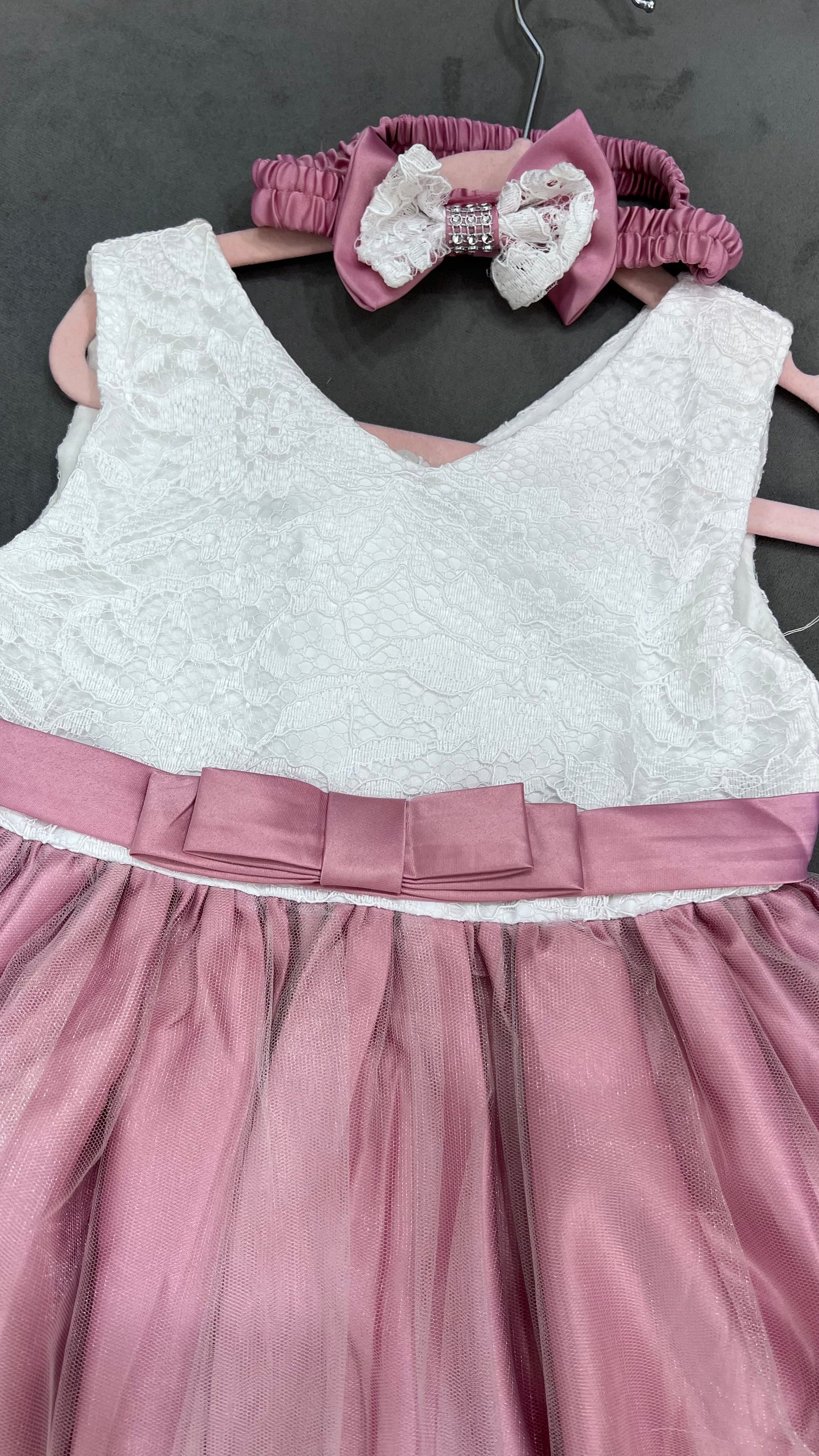 Vestido rosa de encaje con Diadema