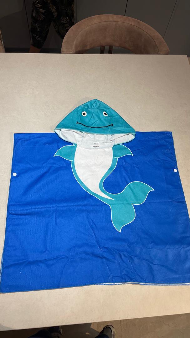 Toalla de Tiburón con capucha y manga murciélago con patrón de tiburón de dibujos animados para jóvenes en vacaciones
