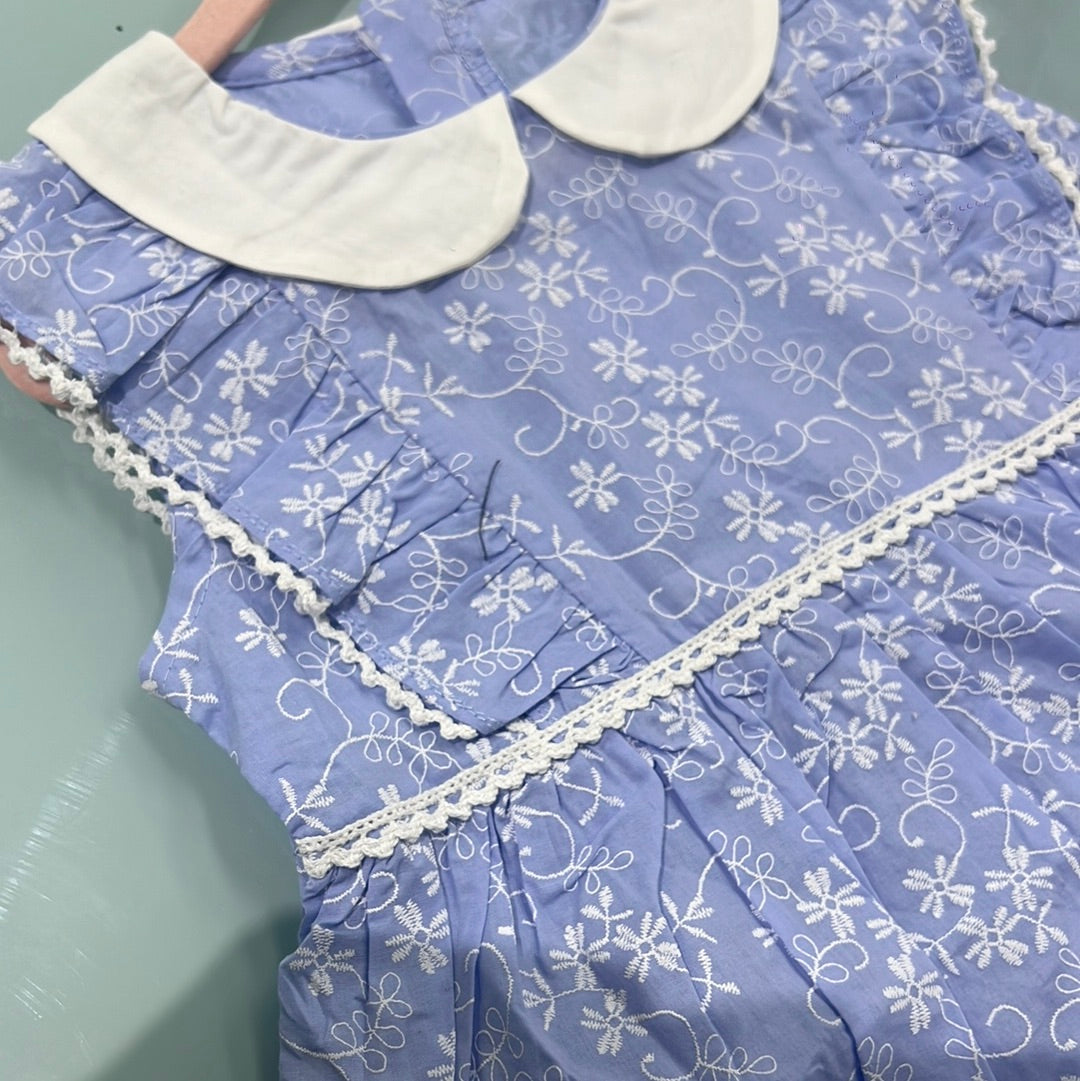 Vestido aplique ribete con estampado floral con sombrero