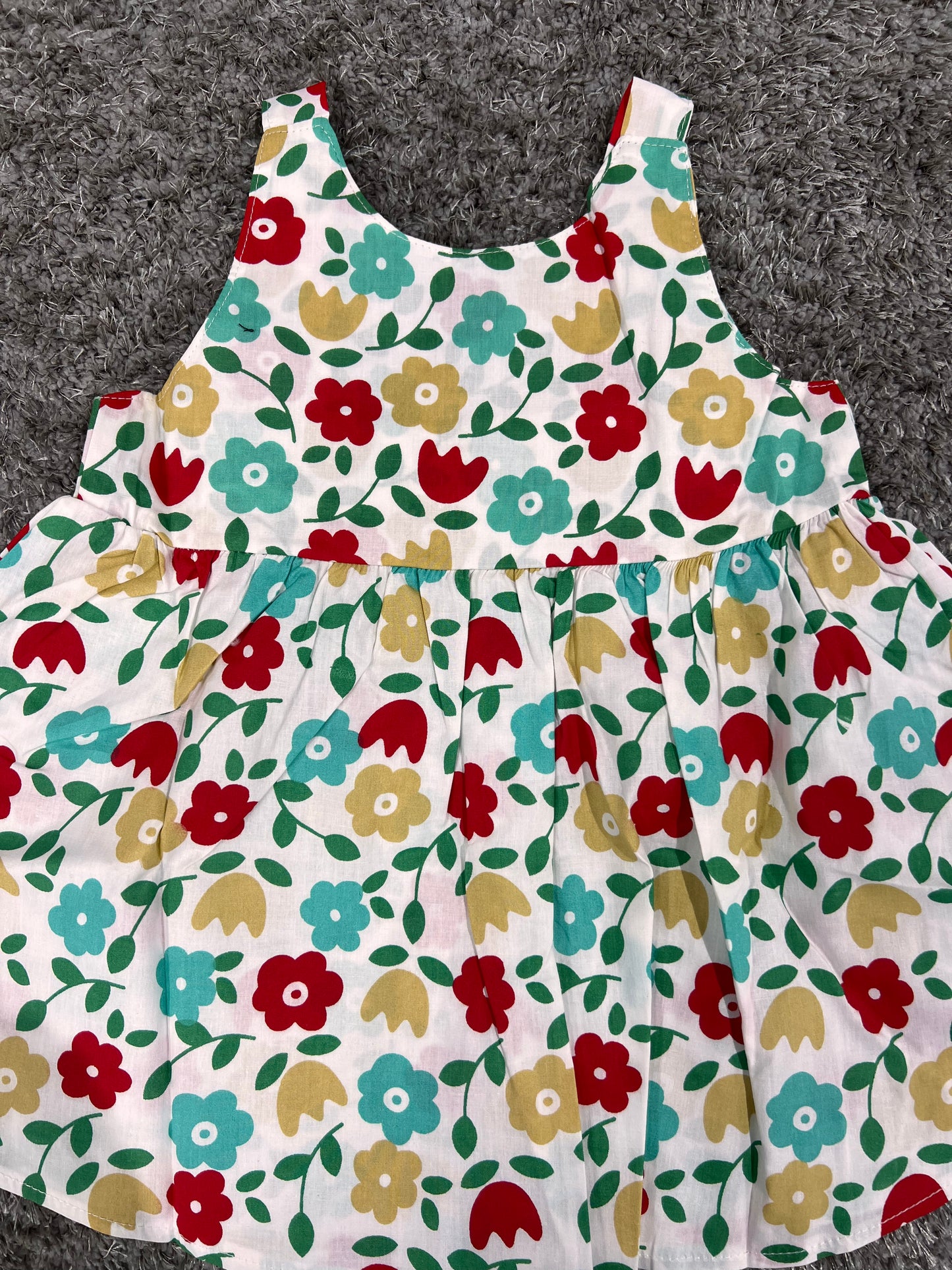 Bebe vestido floral lazo grande con sombrero