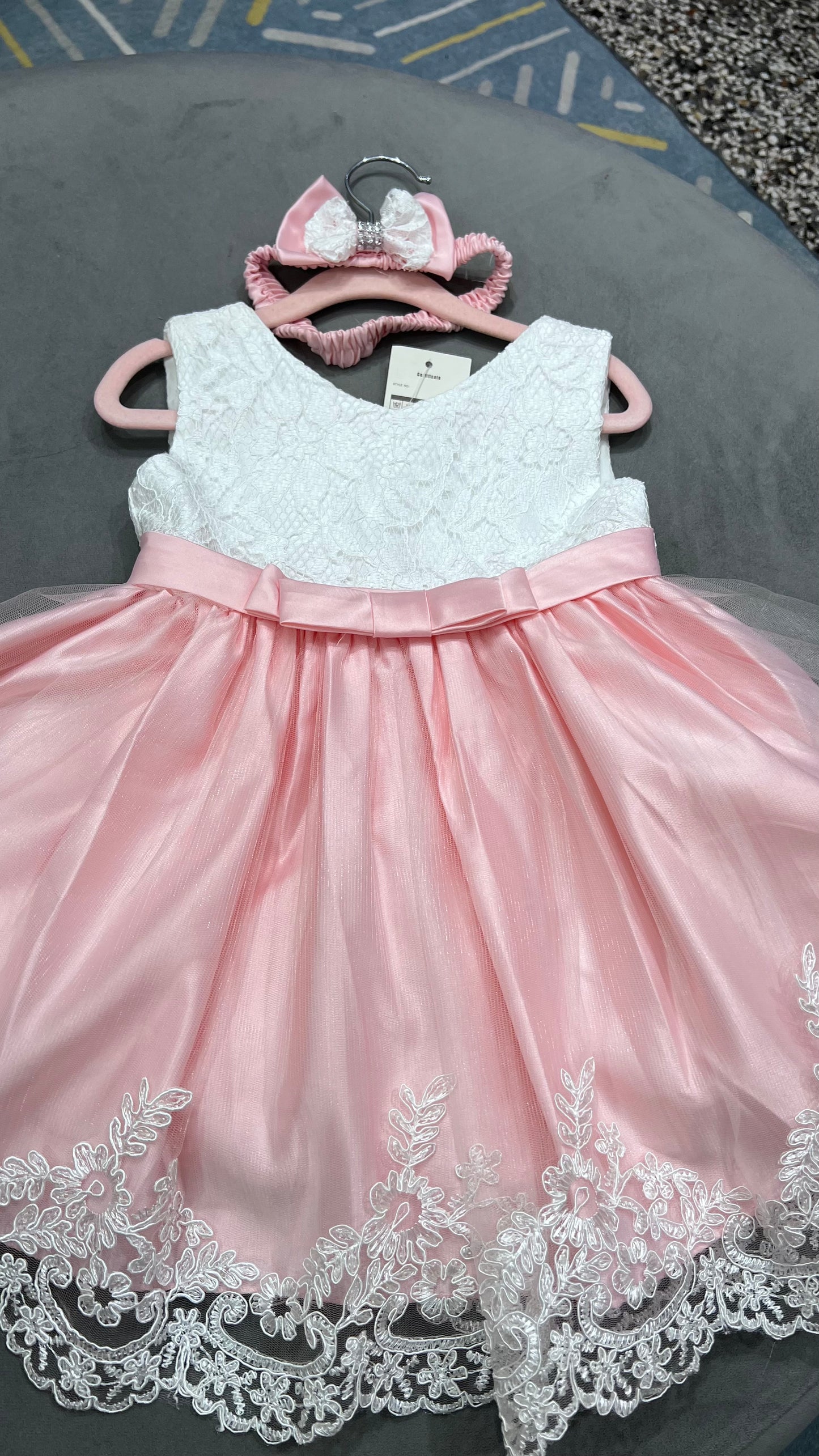 VESTIDO para niña rosado con encaje y lazo trasero incluye diadema