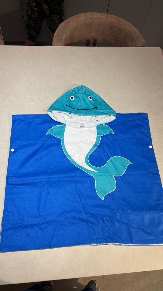 Toalla de Tiburón con capucha y manga murciélago con patrón de tiburón de dibujos animados para jóvenes en vacaciones