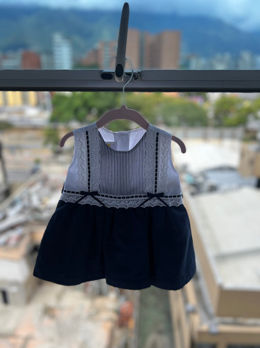 Vestido azul marino con apliques y encaje